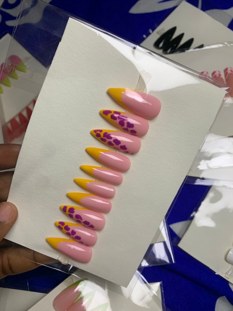 Faux ongles rose et blanc motif coeur