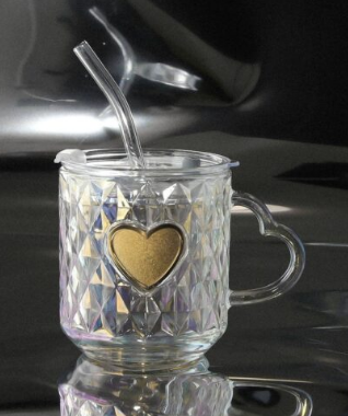 Embossed Gold Heart Iridescent Diamond Textured Glass Mug Design Love Shaped Handle Coffee Tea Glass Cup with Spill-Proof Lid and Glass Straw