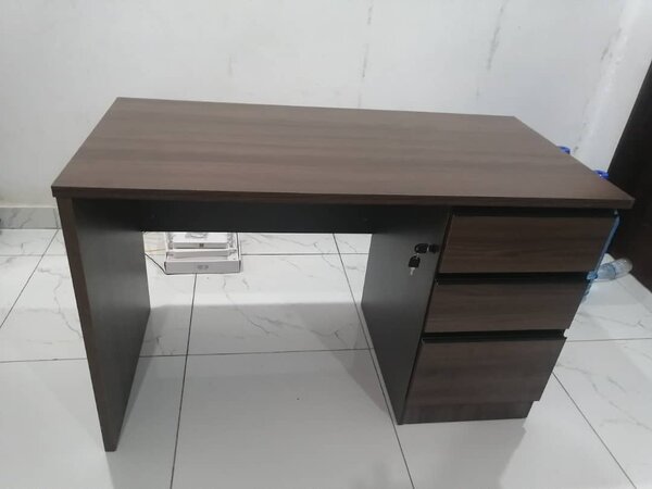 Bureau en bois avec tiroirs