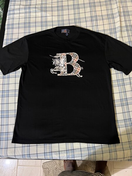 T-shirt noire imprimé graphique