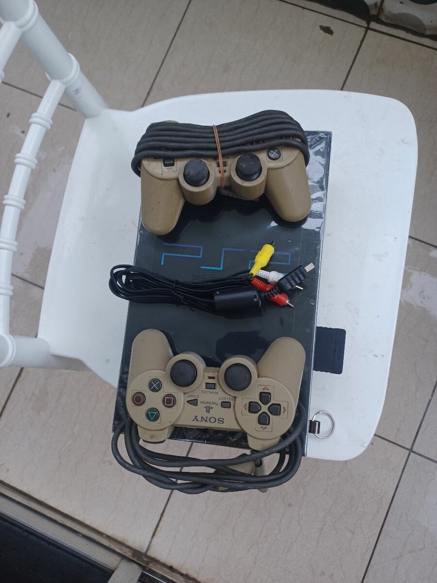 Console Sony PS2 avec manettes