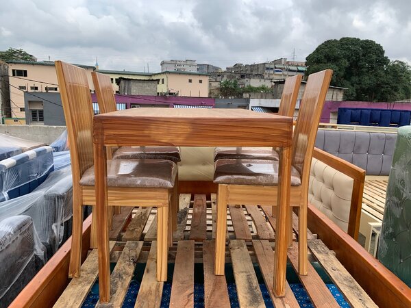 Table à manger en bois moderne