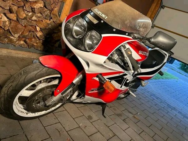 Moto Suzuki GSXR-750 sportive