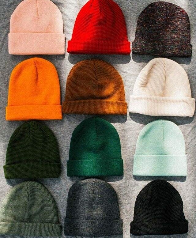 Bonnets colorés en tricot