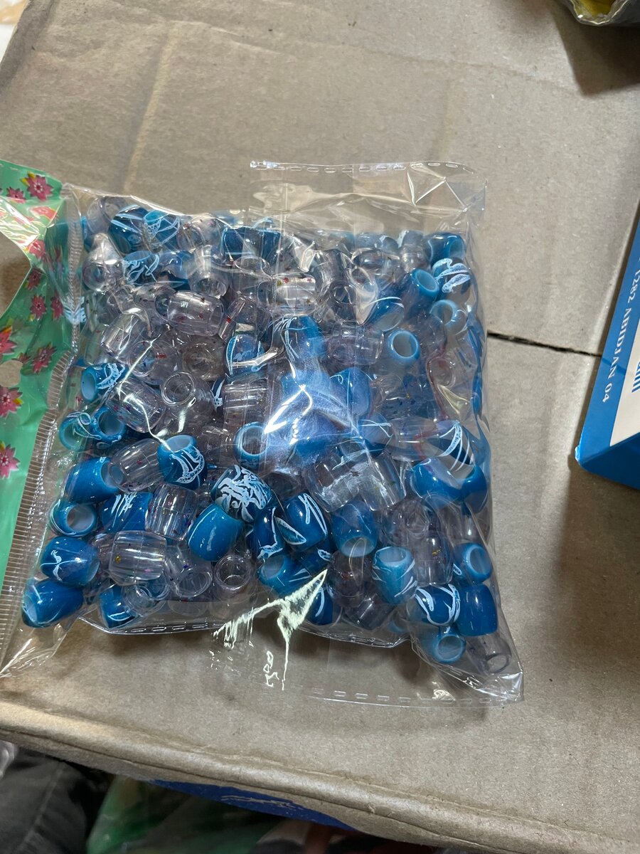 Perles colorées artisanales