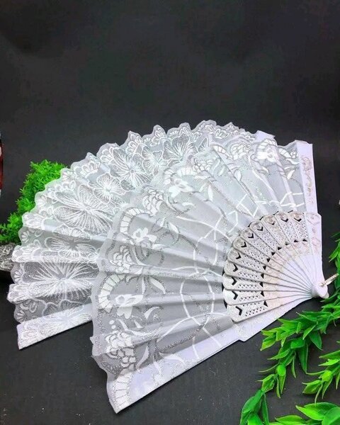 Éventails pliants décoratifs élégants