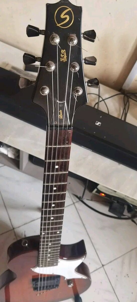 Guitare électrique moderne blanche