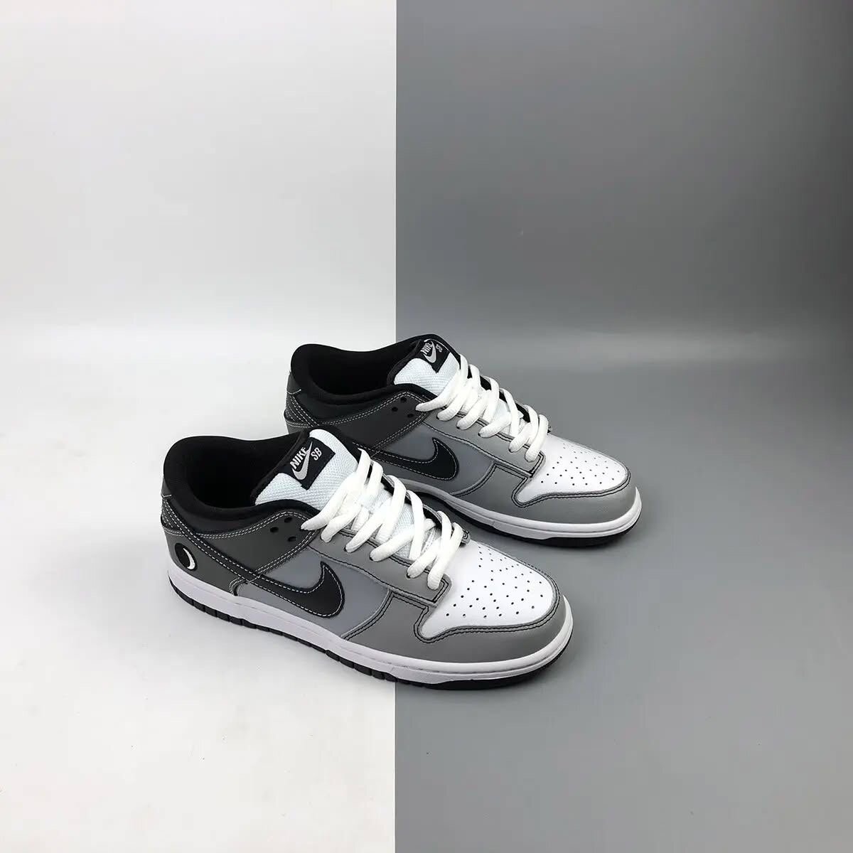 Nike Dunk Low gris et blanc