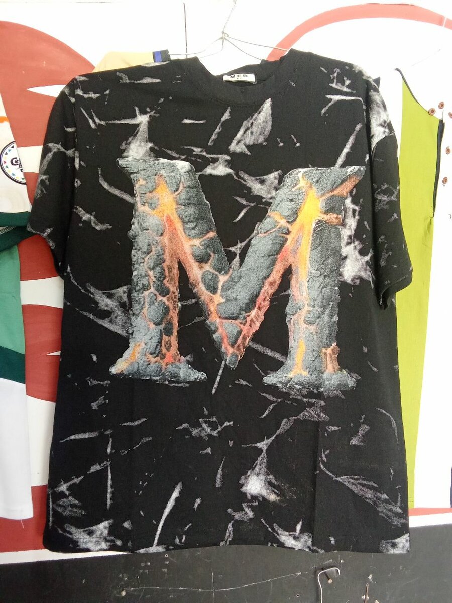 T-shirt noir graphique M