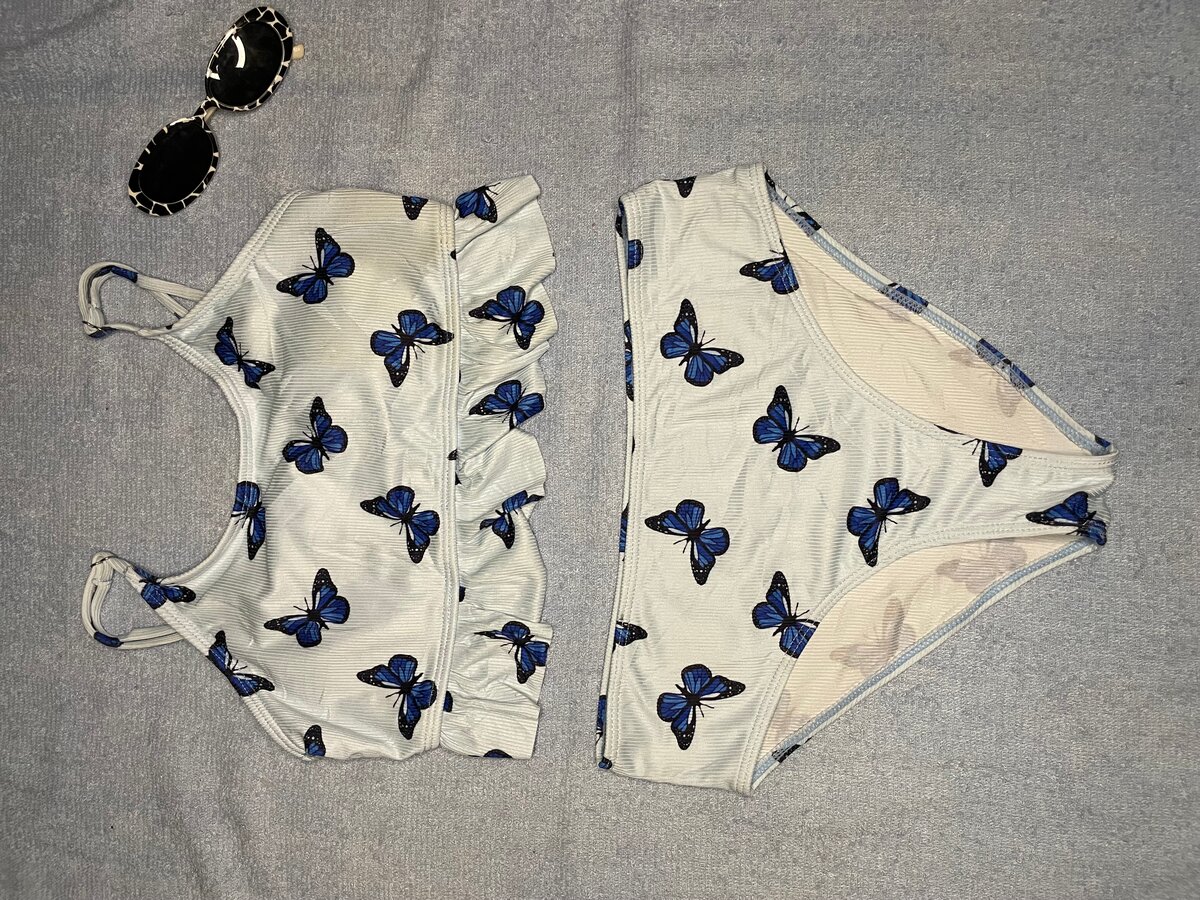 Maillot bleu papillons