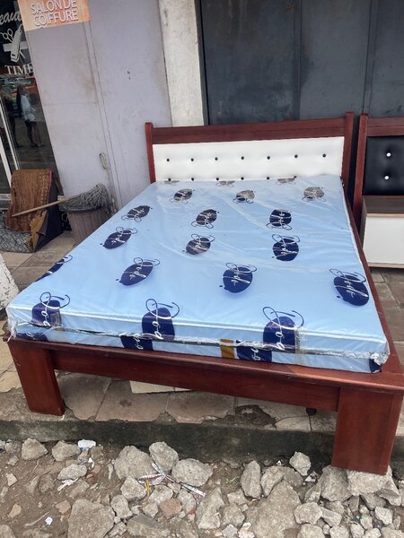 Lit en bois avec matelas