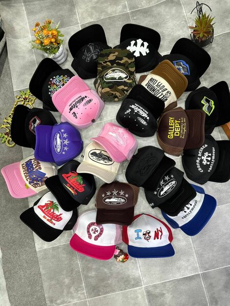 Casquettes de baseball variées