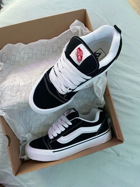 Vans noires et blanches