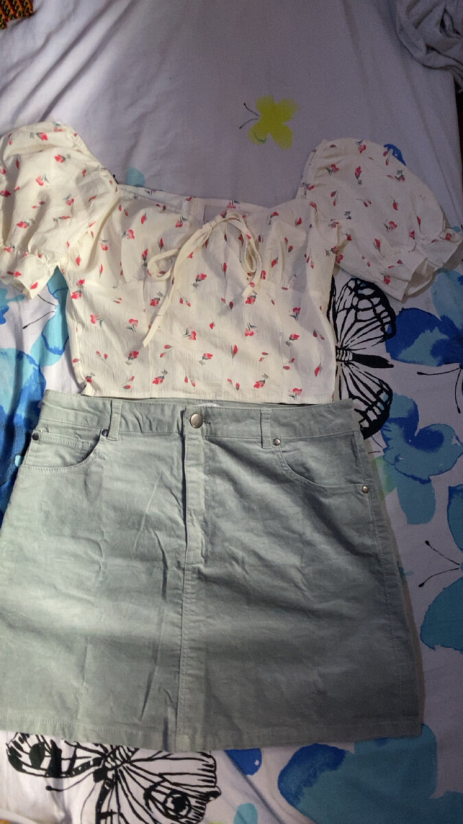 Top fleurie et jupe grise