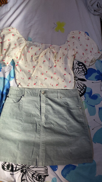 Top fleurie et jupe grise