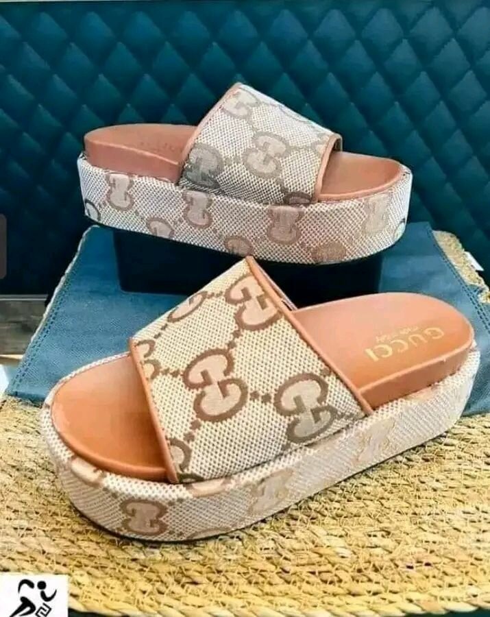 Sandales compensées chic