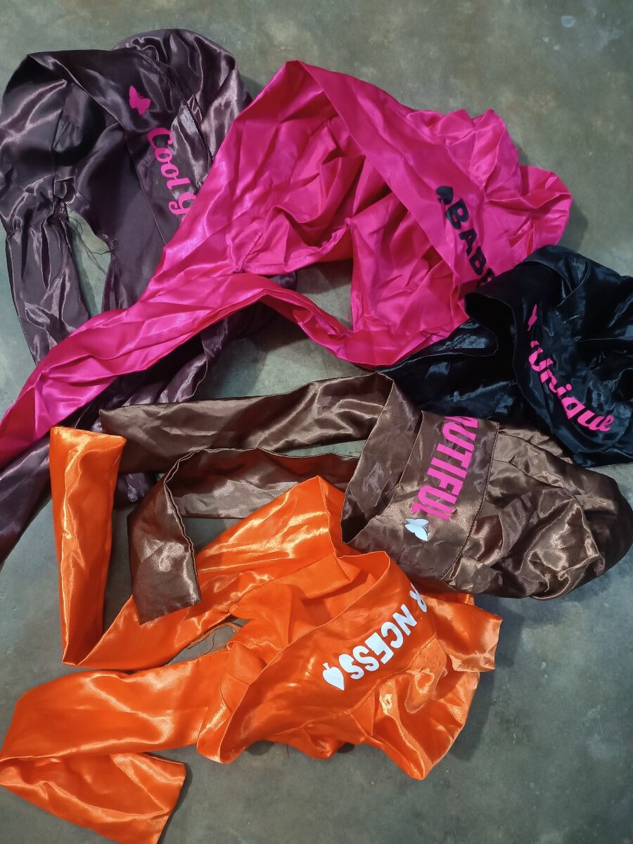 Bonnets en satin personnalisés