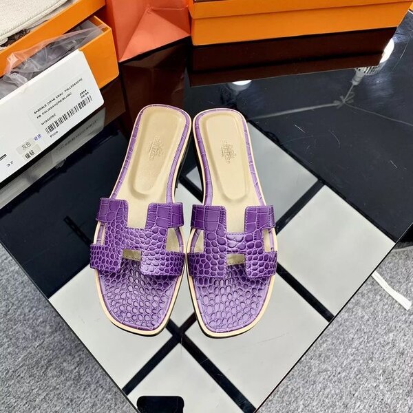 Sandales en cuir violet