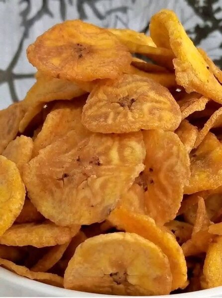 Chips de banane et croquettes