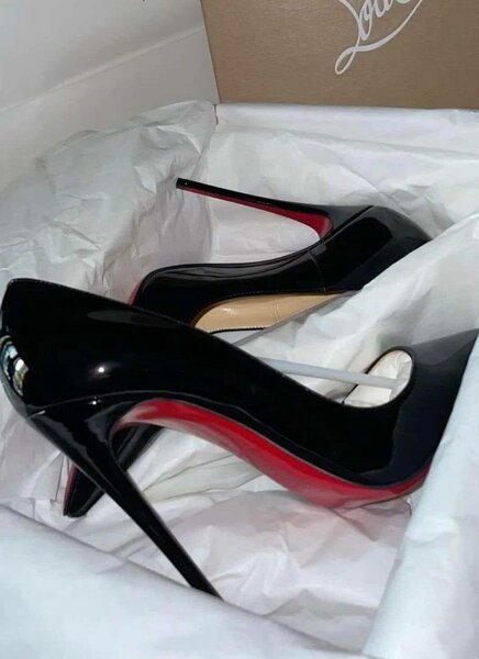 Talon , montre, et perruque