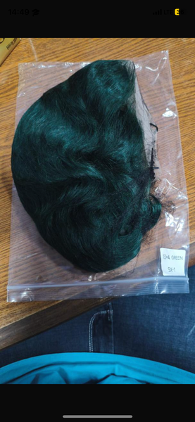 Perruque en dentelle colorée