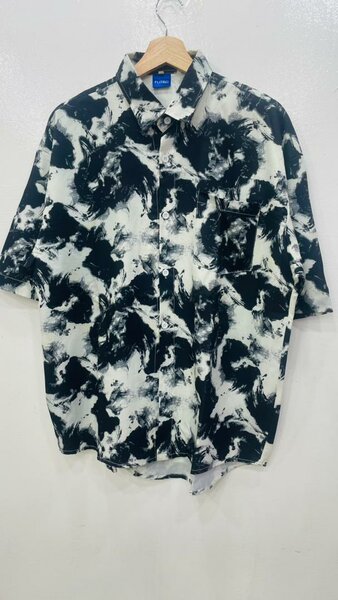 Chemise à motif abstrait