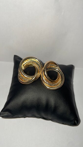 Boucles d'oreilles dorées élégantes