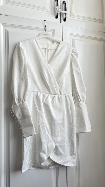 Белая платья сшито на заказ