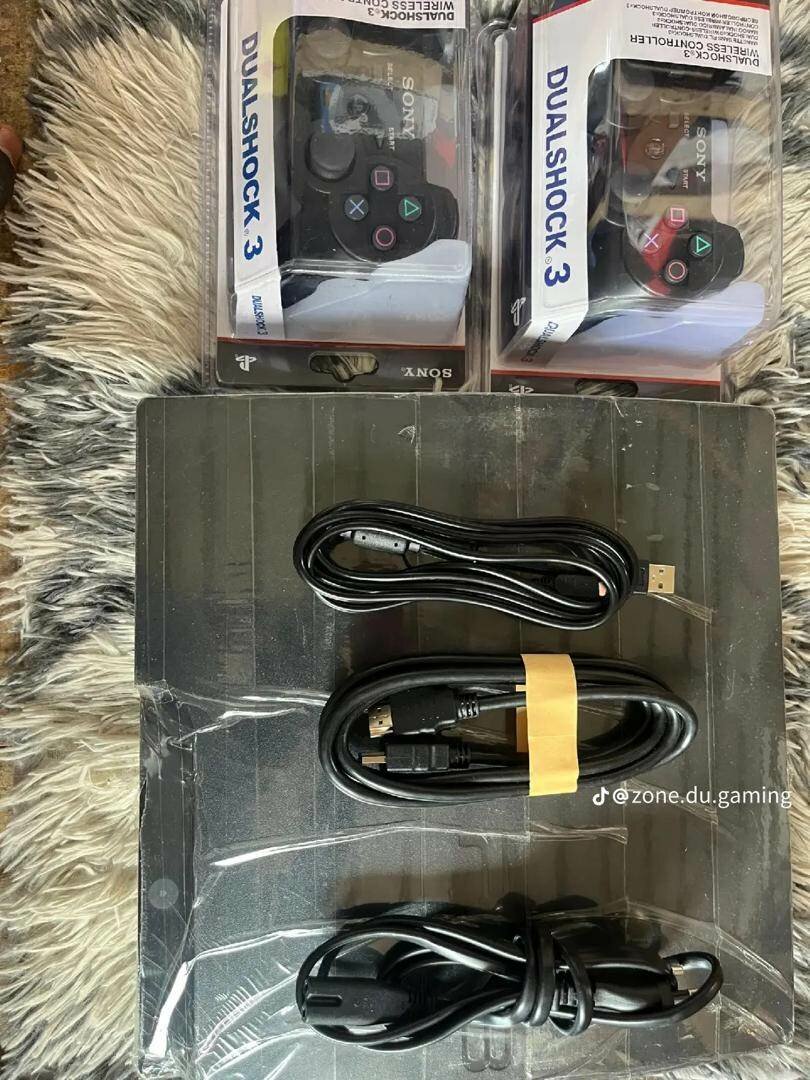 Console PS3 Slim avec manettes