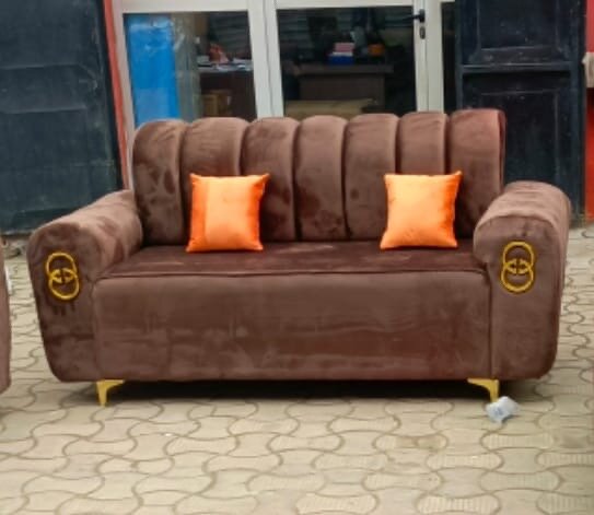 Canapé en velours marron confortable