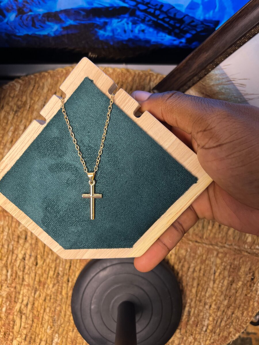 Collier croix dorée élégante