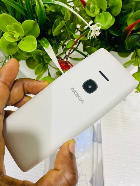 Nokia 8210 2G, white