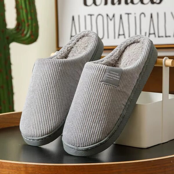 Chaussons gris en tissu épais confortables