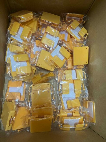 Porte-badge en plastique coloré