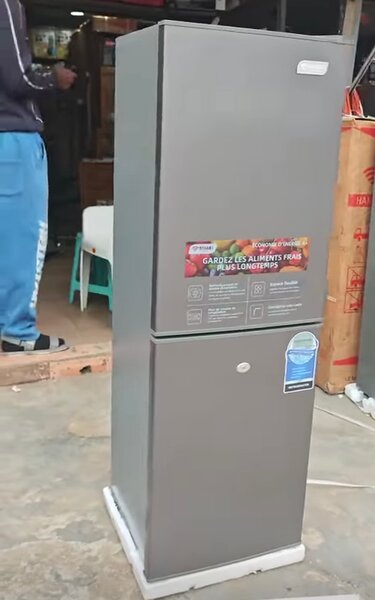 Réfrigérateur moderne 220L