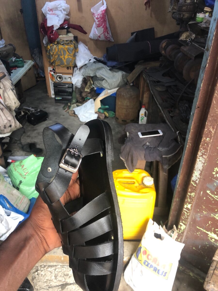 Sandales en cuir noir homme