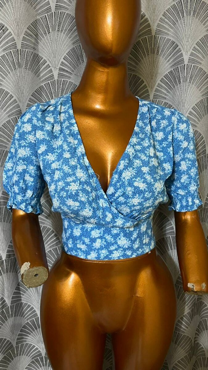 Top court fleuri bleu