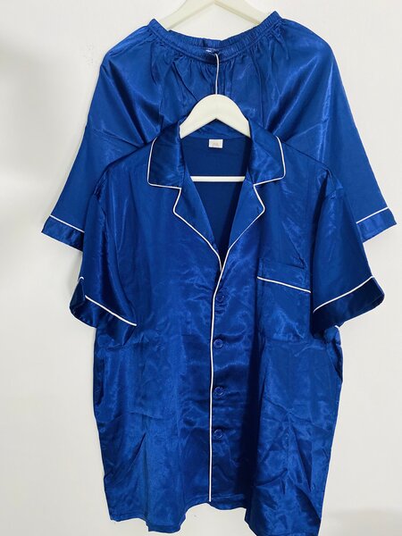 Pyjama en satin bleu élégant