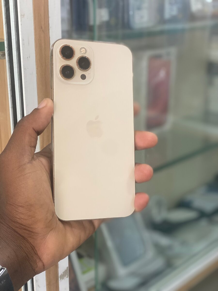 iPhone 12 Pro Max doré