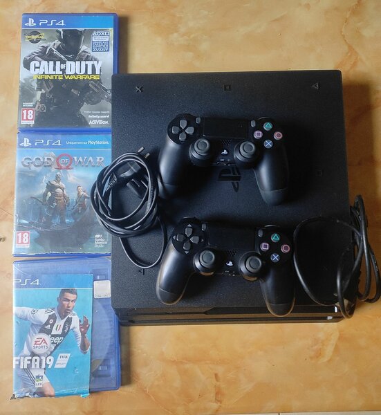 PS4 COMPLET AVEC 2 MANETTES 3 CD