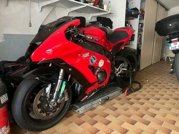 Superbike de course rouge