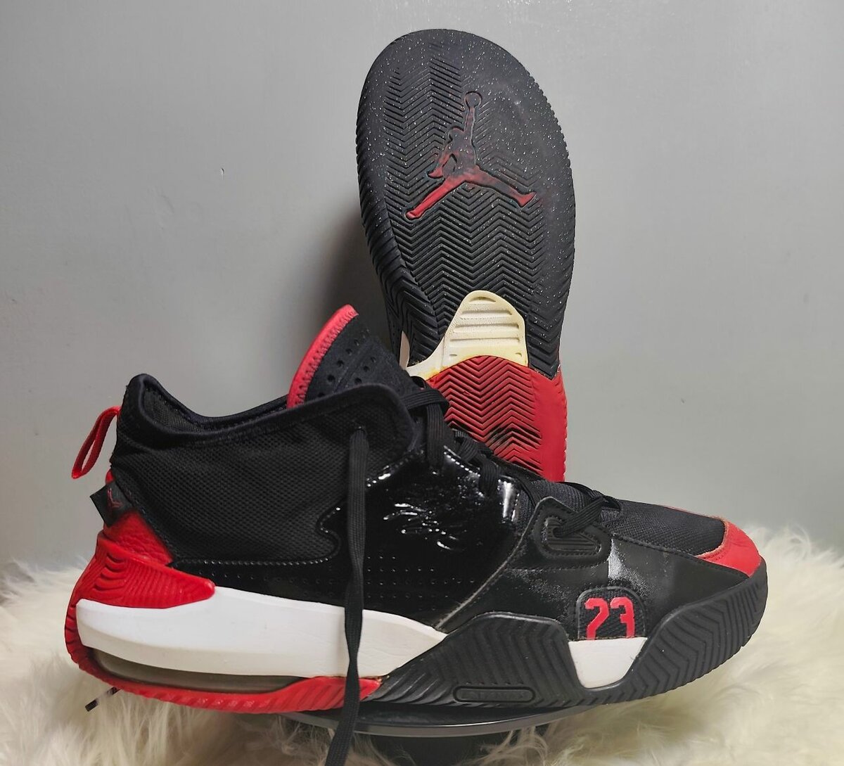 Baskets de sport rouge et noir