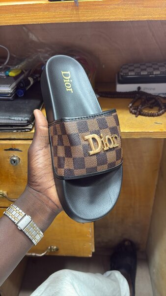 Sandales de luxe à carreaux