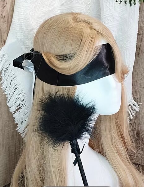 Masque noir avec plumes pour femme