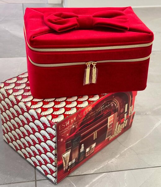 Новогодний бокс Ester Lauder 12.500 сом;Бордовый бокс 24.000