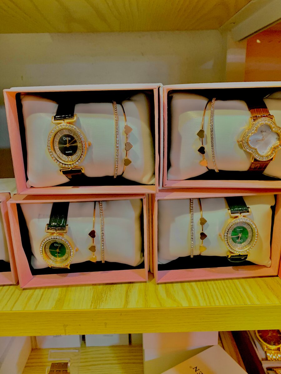 Montre élégante avec bijoux