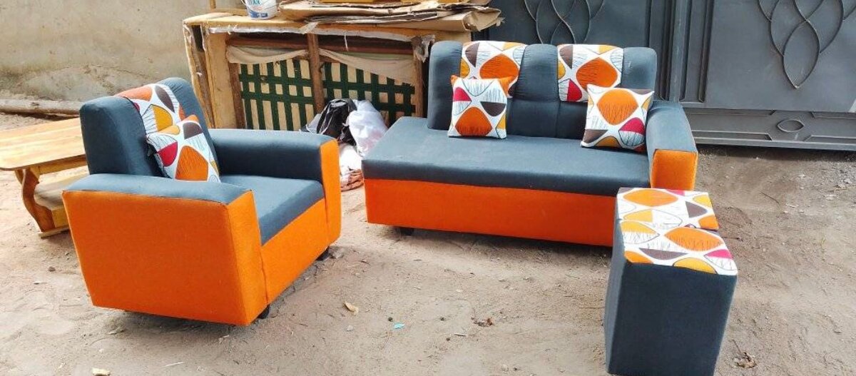 Salon moderne orange et gris