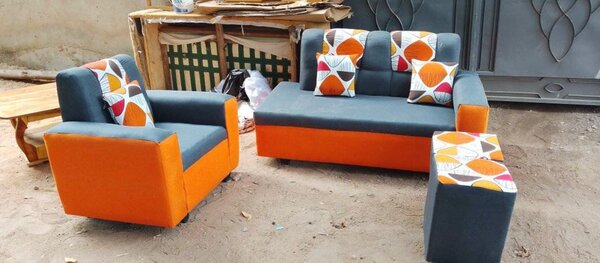 Salon moderne orange et gris