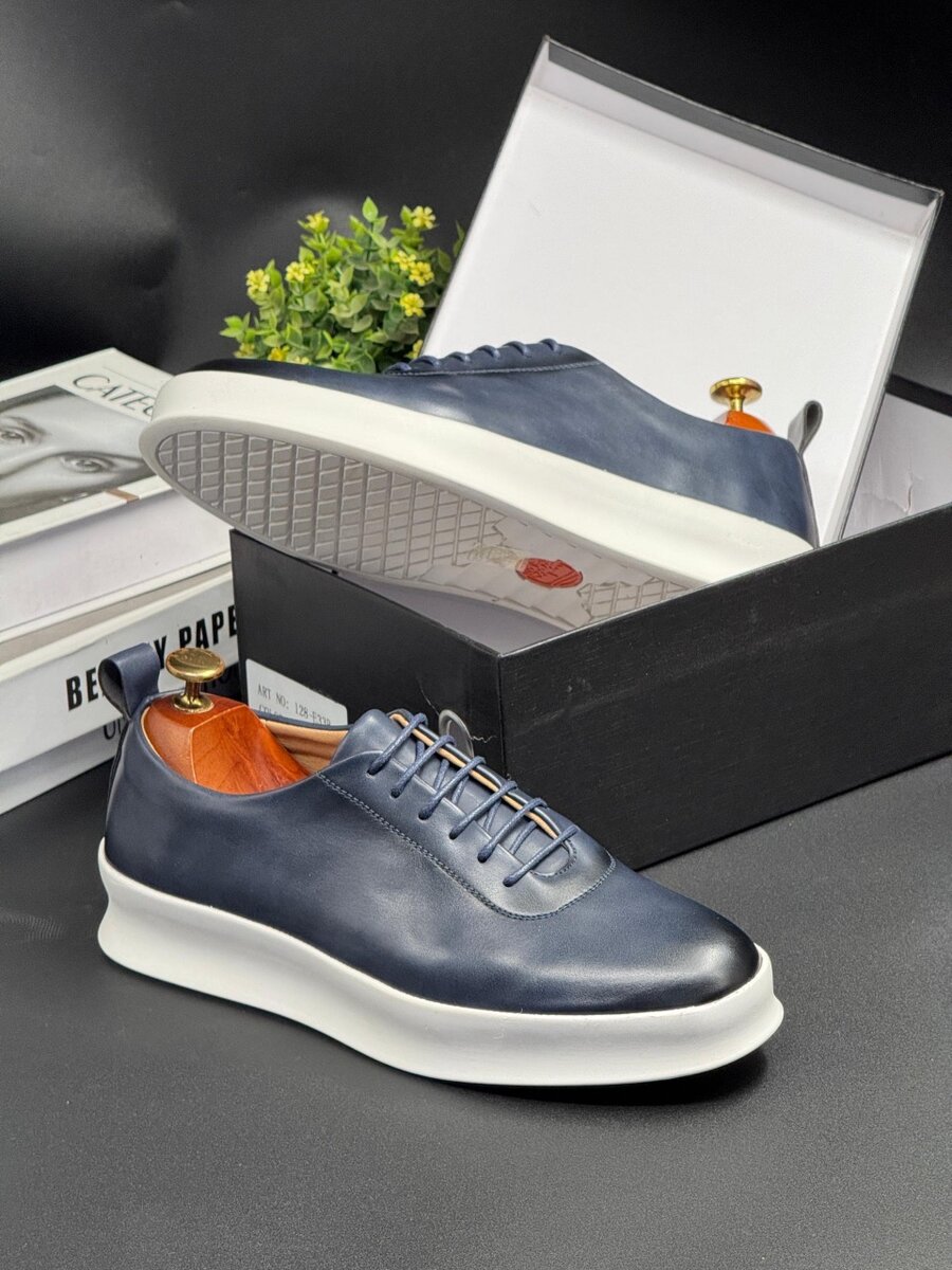 TIMBERLAND NAVY AND WHITE