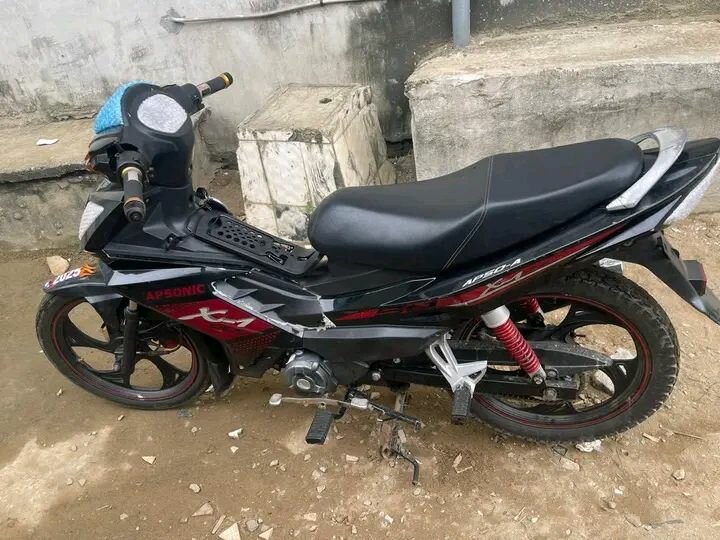 Moto sportive noire élégante